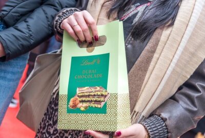 Hype im Lindt-Store Leipzig: Stundenlanges Warten für Dubai-Schokolade - Diese zwei Kundinnen konnten die gefragte Süßigkeit ergattern.