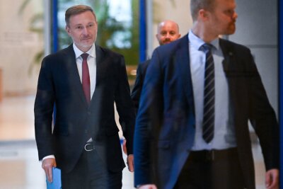 "Ich bin der Kanzler" - Scholz appelliert an Ampel-Partner - FDP-Chef Lindner am Montag auf dem Weg zu einem erneuten Spitzengespräch mit Wirtschaftsvertretern in der FDP-Fraktion.