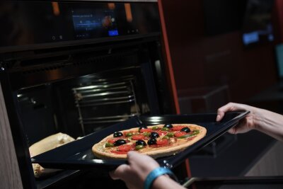 IFA-Trend: Zurücklehnen bitte, Ihr Gerät erledigt das - Mit KI und Backofenkamera: Der "iQ700"-Backofen von Siemens Hausgeräte soll etwa erkennen, ob Pizza, Lasagne oder doch ein Hähnchen in der Röhre wartet.