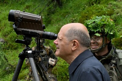 Ifo: Zwei Prozent des BIP für Verteidigung reicht nicht - Am falschen Ende gespart? Bundeskanzler Scholz besucht Soldaten