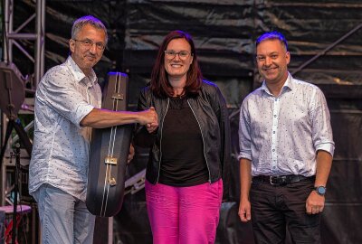 IHK würdigt die kulturelle Vielfalt - Im Bild von links: Andreas Häfer (Geschäftsführer Musikschule Vogtland), Sina Krieger (IHK-Geschäftsführerin), Andreas Ebert (Musikschule Abteilung Auerbach - Konzertorganisation). Foto: Marcografie