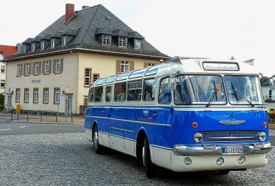 Ikarus rollt durch Flöha - Der historische Bus wurde in den Jahren 2006/07 umfassend aufgearbeitet. Foto: Holger Haase