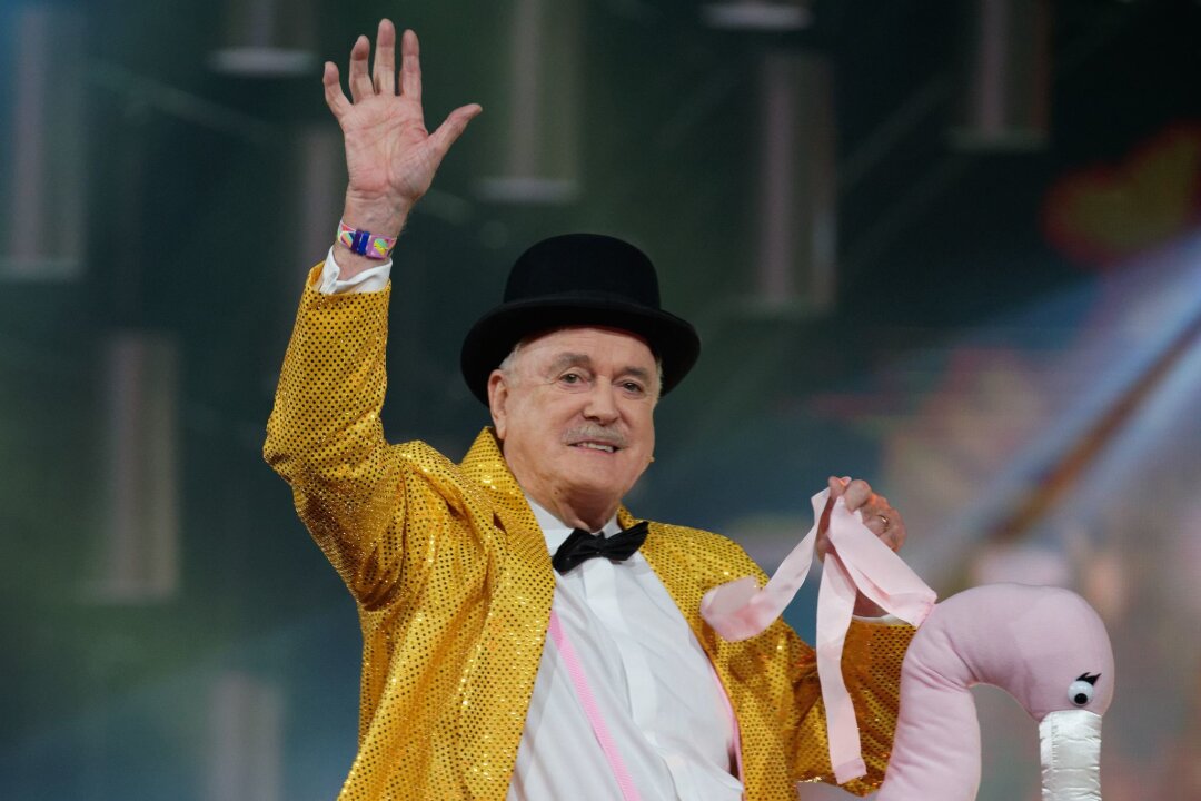 Ikone des britischen Humors: John Cleese wird 85 - John Cleese bei der Verleihung des "Deutschen Comedypreises 2019" für sein Lebenswerk. (Archivbild)