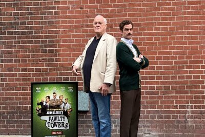 Ikone des britischen Humors: John Cleese wird 85 - John Cleese (l) bei der Präsentation für sein Theaterstück "Fawlty Towers". (Archivbild)