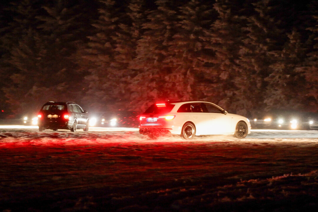 Illegaler Driftspaß auf spiegelglatten Parkplatz: Wintereinbruch am Fichtelberg - Lautes Motorengeheule, Knallen aus dem Auspuff und jede Menge Spaß - dutzende Autofahrer drifteten auf dem Parkplatz am Fichtelberg.