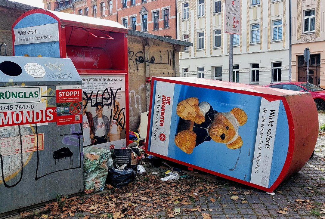 Illegaler Müllstandort in Plauen: Ärger im Wohngebiet wächst - In der Moritzstraße liegt jetzt auch der Altkleidercontainer quer. Foto: Karsten Repert