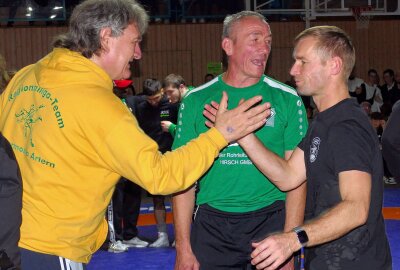 Im Eiltempo zum nächsten Sieg: Gelenauer Regionalliga-Ringer festigen Platz 1 - Hinterher zeigten sich die Verantwortlichen von Artern als faire Verlierer und gratulierten Gelenaus Trainer Björn Lehnert zum Sieg. Foto: Andreas Bauer