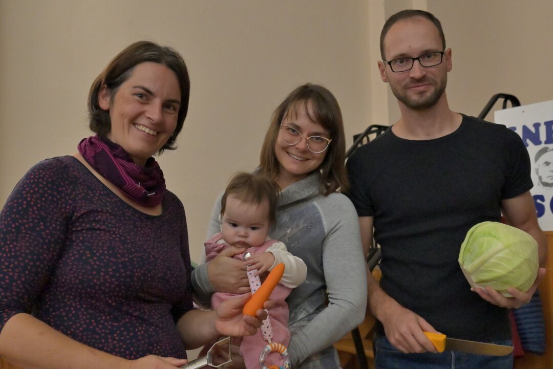 Im Erzgebirge wird angehobelt: Sauerkrauteinschneiden im Rathaussaal ist Tradition - Waren beim Sauerkrauteinschneiden dabei (v.li.) Tina Schley, ihre fünf Monate alte Tochter Elisa Weickert auf dem Arm ihrer Tante Josefine Weickert und Elisas Vater Tom Weickert. 