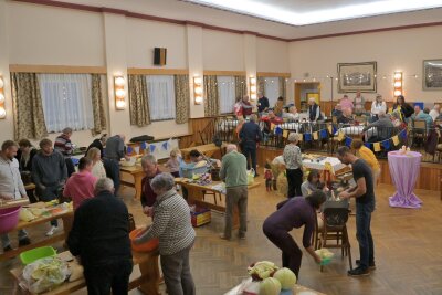 Im Erzgebirge wird angehobelt: Sauerkrauteinschneiden im Rathaussaal ist Tradition - In Bad Schlema ist fleißig Kraut gehobelt worden. 