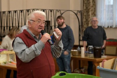 Im Erzgebirge wird angehobelt: Sauerkrauteinschneiden im Rathaussaal ist Tradition - Mit dabei war auch Christian Winkler, der früher die Sauerkrautverkostung in Bad Schlema, die es leider heute nicht mehr gibt, federführend auf die Beine gestellt hat. 