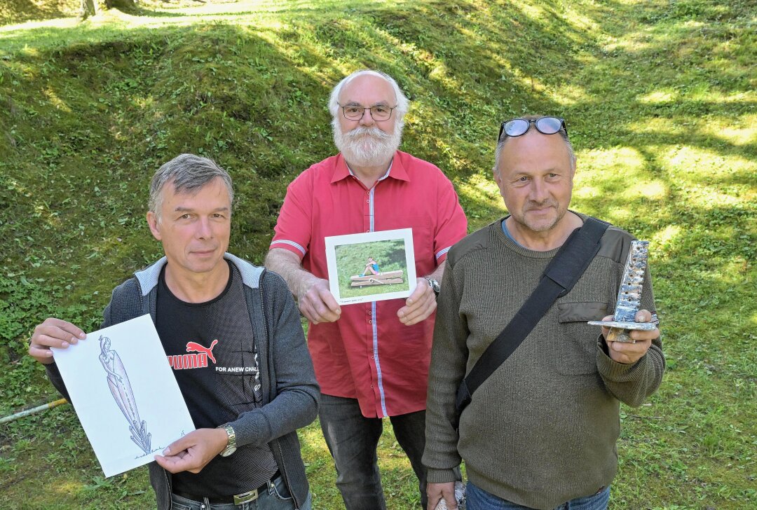 Im Stadtgarten fliegen die Holzspäne - Sind beim Holzbildhauer-Symposium mit dabei (v.li.) Robby Schubert, Paul Brockhage und Tobias Michael. Foto: Ralf Wendland