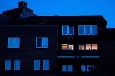 Im Urlaub: So steuern Sie Ihre Beleuchtung aus der Ferne - Abschreckung für Einbrecher: Smarte Lichtsteuerungen können das Zuhause während des Urlaubs bewohnt wirken lassen.