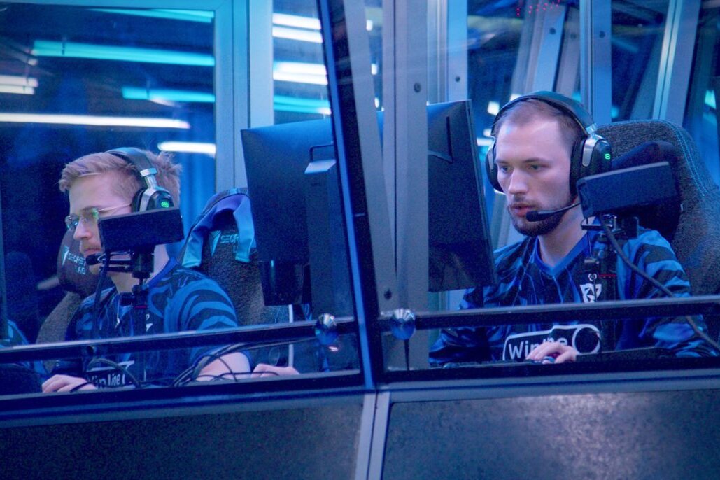 Im Vorfeld von "The International": ARD zeigt Doku über deutsche E-Sportler auf dem Weg zum Mega-Turnier - Leon Kirilin (rechts), aka "Nine", vom Team Tundra E-Sports während der Playoffs des "The International 2023" im Spiel gegen Team "Entity". Er sitzt während des Wettkampfs vor 20.000 Zuschauern in der schalldichten Playerbooth (Kabine) auf der Bühne.