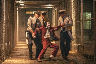 Im Wahn vereint? - In der berüchtigten Arkham-Psychiatrie wird der Mehrfachmörder Arthur Fleck alias Joker (Joaquin Phoenix) nicht gerade mit Samthandschuhen angefasst.