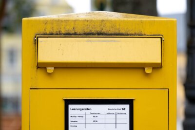 Immer weniger Briefe - was sich bei der Post ändert - Blick auf einen Briefkasten der Deutschen Post. 