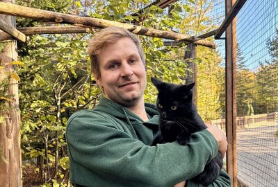 In Aue gibts Nachwuchs bei den Salzkatzen - Zootierpfleger Peter Hömke mit "Motzi", die bei der Aufzucht der Salzkatze geholfen hat. Foto: Ralf Wendland