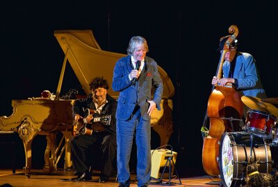 in Chemnitz verliebt: Helge Schneider begeistert mit "Katzeklo auf Rädern" - Die Fans in der Stadthalle Chemnitz feierten ihren Helge Schneider. Foto: Maik Bohn