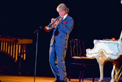 in Chemnitz verliebt: Helge Schneider begeistert mit "Katzeklo auf Rädern" - Die Fans in der Stadthalle Chemnitz feierten ihren Helge Schneider. Foto: Maik Bohn