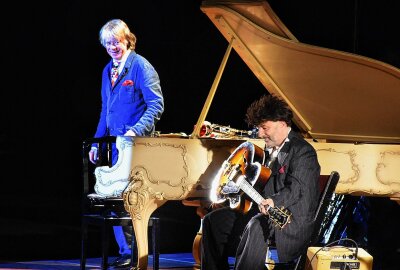 in Chemnitz verliebt: Helge Schneider begeistert mit "Katzeklo auf Rädern" - Die Fans in der Stadthalle Chemnitz feierten ihren Helge Schneider. Foto: Maik Bohn