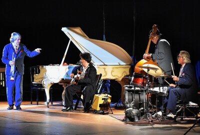 in Chemnitz verliebt: Helge Schneider begeistert mit "Katzeklo auf Rädern" - Die Fans in der Stadthalle Chemnitz feierten ihren Helge Schneider. Foto: Maik Bohn