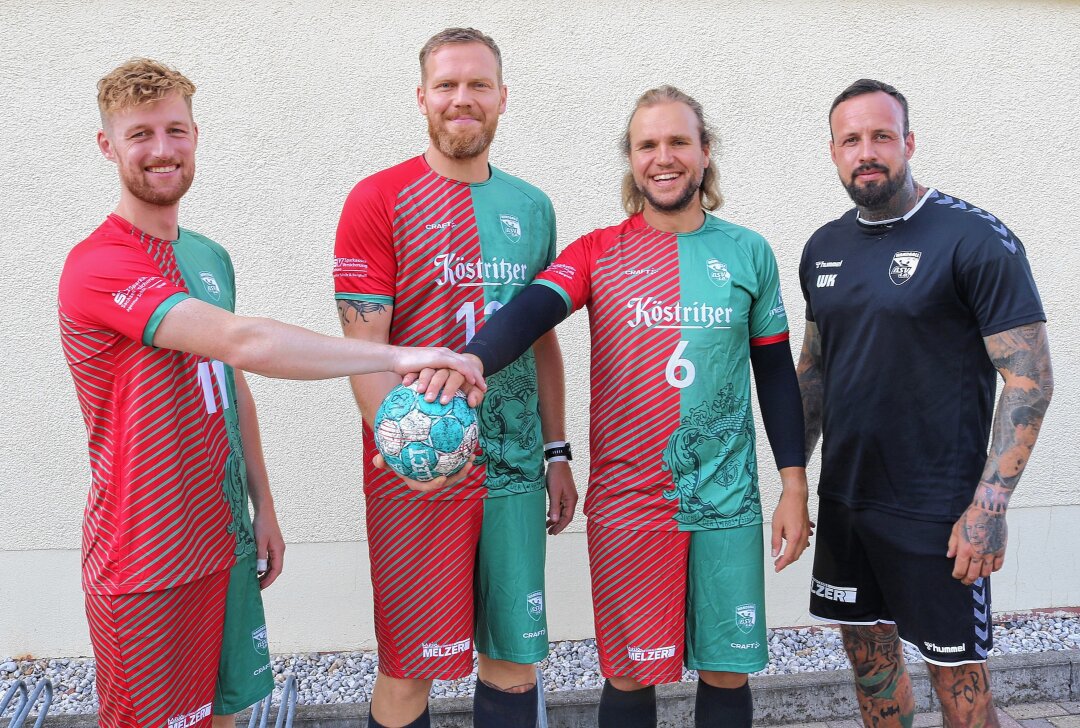 In der Großsporthalle weht ein Hauch von Bundesliga-Handball - BSV-Trainer Willi Kühn freut sich, dass Torsten Wetzel, Alexander Matschos und Linus Roth (v.r.) ab sofort ihre Erfahrungen beim Oberliga-Aufsteiger einbringen. Foto: Knut Berger