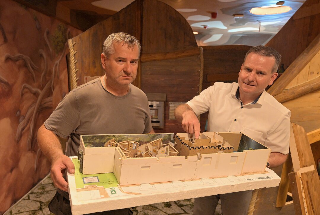 In diesem Hotel im Erzgebirge entsteht eine Indoor-Spielwelt - Im Hotel "Am Bühl" in Eibenstock entsteht ein Indoorspielplatz- im Bild Gregor Obeusnik (li.) und Hotel-Geschäftsführer Ralf Schibelius.Foto: Ralf Wendland