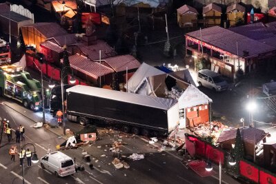 In diesem Jahr Terrorermittlungen gegen über 100 Islamisten - Der folgenschwerste islamistische Terroranschlag in Deutschland wurde im Dezember 2016 in Berlin verübt, wo ein abgelehnter Asylbewerber aus Tunesien einen gestohlenen Lastwagen in die Menschenmenge auf einem Weihnachtsmarkt lenkte. Den LKW-Fahrer hatte er vorher erschossen. Der Attentäter tötete auf dem Breitscheidplatz zwölf Menschen. Fast 170 Menschen wurden verletzt, teils schwer. Einer von ihnen starb 2021 an den Langzeitfolgen seiner Verletzungen. (Archivfoto)