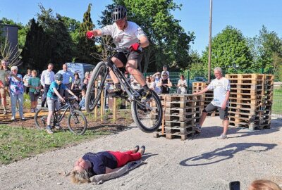 In diesem mittelsächischen Ort können Biker nun endlich fahren und springen - Robin Lehnert Fahrrad-Trailer von der Trail Schmiede Claussnitz zeigte sein Können mit seinem Spezialrad. Foto: Andrea Funke