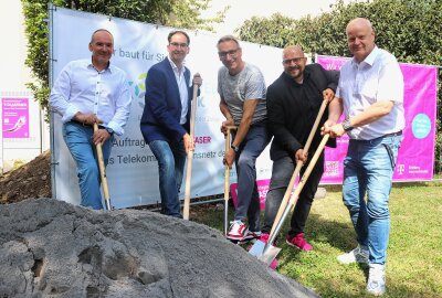 In Flöha findet eine Breitband-Bürgerversammlung statt - Hendrik König (2.v.l.) lud zum Baustart ein. Foto: Knut Berger