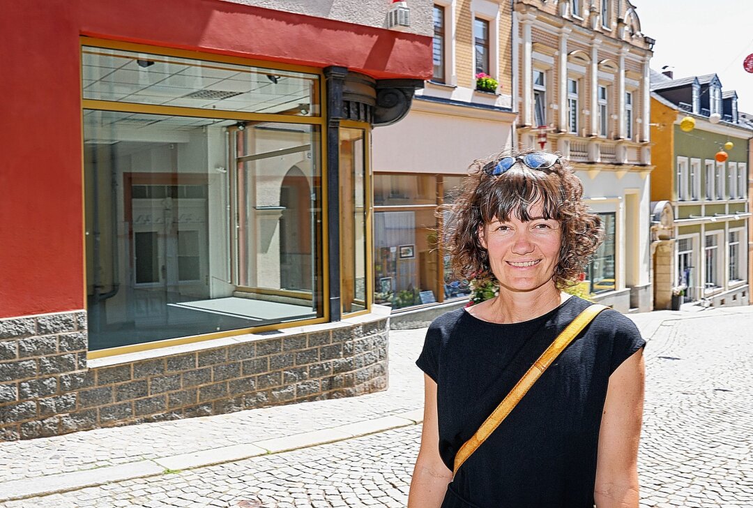 In Hohenstein-Ernstthal entstehen Coworking-Arbeitsplätze - Janine Lahr vor dem Geschäft auf der Weinkellerstraße, in das der Coworking-Space einziehen soll. Foto: Markus Pfeifer