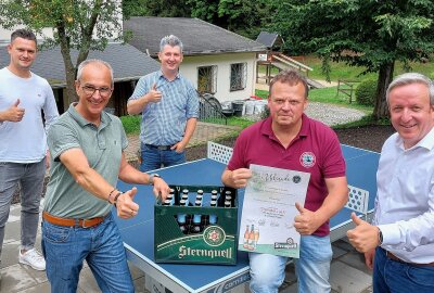 In Jöhstadt: Bayern-Fans kümmern sich um mehr als nur um Fußball - Im Bild von links: Karl Philipp Uhlig, Thomas Münzer, Dave Weber, Jan Beyer und Jan Gerbeth. Foto: Karsten Repert 