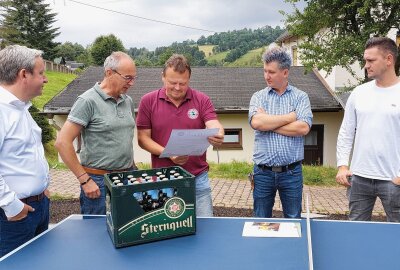 In Jöhstadt: Bayern-Fans kümmern sich um mehr als nur um Fußball - Die neue Tischtennisplatte soll wieder 30 Jahre halten. Foto: Karsten Repert 