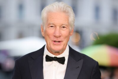 In Liveshow: Richard Gere schockt Moderatorin mit obszöner Geste - Richard Gere sorgte am Mittwochmorgen in der "Today Show" mit einer obszönen Geste für Aufsehen.