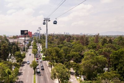 In Mexiko-Stadt fährt eine neue Seilbahn - Schneller und höher unterwegs: Die neue Seilbahn Cablebús Línea 3 in Mexiko-Stadt bietet beeindruckende Ausblicke und soll jährlich 12 Millionen Passagiere transportieren.