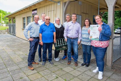 In Plauen gibt es eines der erfolgreichsten Freibäder der Bundesrepublik - Thomas Münzer (links) brachte die Förderurkunde von "Sternquell hilft" ins Freibad Haselbrunn zum Förderverein. Foto: Oliver Orgs / Pressebüro Repert