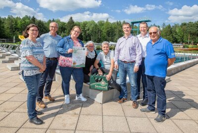 In Plauen gibt es eines der erfolgreichsten Freibäder der Bundesrepublik - Thomas Münzer (2. von links) brachte die Förderurkunde von "Sternquell hilft" ins Freibad Haselbrunn zum Förderverein. Foto: Oliver Orgs / Pressebüro Repert