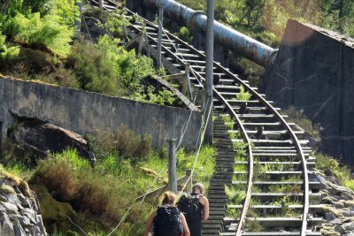 Industriekultur im Fjordland: In die Gründerzeit Norwegens - 4.444 Stufen, 1,5 Kilometer steil bergauf: Die angeblich längste Holztreppe der Welt in Flørli am Lysefjord ist eine Touristenattraktion.