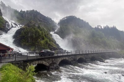 Industriekultur im Fjordland: In die Gründerzeit Norwegens - Gesamtfallhöhe 165 Meter: Der Zwillingswasserfal Låtefossen bei Odda bietet ein Naturschauspiel.