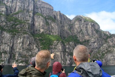 Industriekultur im Fjordland: In die Gründerzeit Norwegens - 600 Meter über dem Lysefjord prangt der Preikestolen: Blick von der nächstgelegenen Stadt Jørpeland aus.