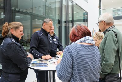 Informationstag im Rathaus: Sicher im Alltag - Polizeihauptkommissarin Annett Hubert, Leiterin Fachdienst Prävention, und ihre Mitarbeiter beraten zum Thema "Sicher im Alter". Foto: L.Thiele