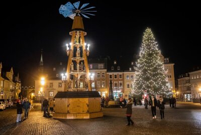 Weihnachtsmarkt in Annaberg-Buchholz gebrannte mandeln pyramide weihnachtsbaum geschenke tradition sachsen