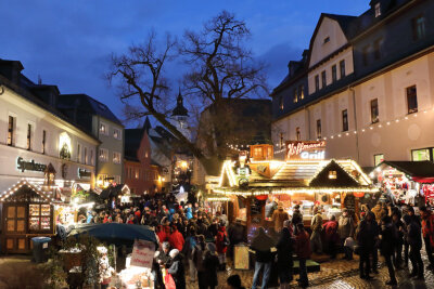 Weihnachtsmarkt in Annaberg-Buchholz gebrannte mandeln pyramide weihnachtsbaum geschenke tradition sachsen