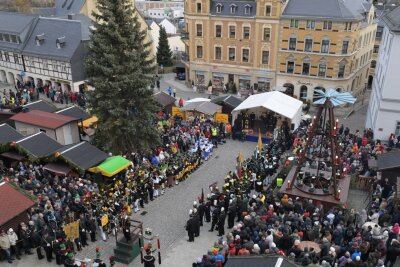 Weihnachtsmarkt in Annaberg-Buchholz gebrannte mandeln pyramide weihnachtsbaum geschenke tradition sachsen