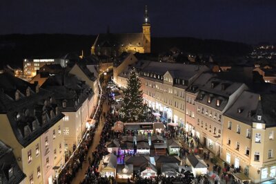 Weihnachtsmarkt in Annaberg-Buchholz gebrannte mandeln pyramide weihnachtsbaum geschenke tradition sachsen