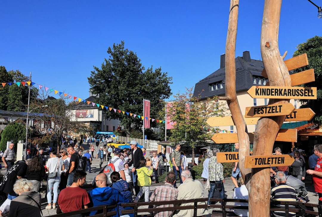 Initiative Demokratisches Erzgebirge: Offener Brief nach Vugelbeerfast - Die Initiative Demokratisches Erzgebirge stellt Fragen zu Vorfällen auf dem Vugelbeerfast. Foto: Carsten Wagner