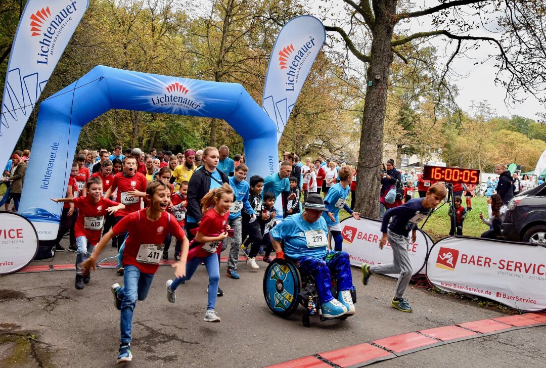 Inklusiver Lauf mit hunderten Teilnehmern in Chemnitz: Mutter-Tochter-Duo feiert Premiere - Mehrere hundert Laufbegeisterte starteten. Foto: Steffi Hofmann