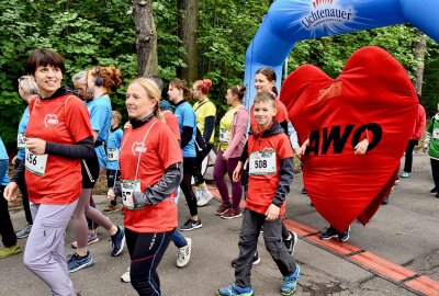 Inklusiver Lauf mit hunderten Teilnehmern in Chemnitz: Mutter-Tochter-Duo feiert Premiere - Zur LIGA gehören unter anderem der ASB, die AWO, die Stadtmission, der Caritasverband, das Deutsche Rote Kreuz und die Volkssolidarität. Foto: Steffi Hofmann