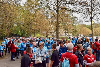 Inklusiver Lauf mit hunderten Teilnehmern in Chemnitz: Mutter-Tochter-Duo feiert Premiere -  Zum gemeinnützigen Lauf sollte ein breites Publikum über alle Generationen hinweg, zusammengebracht werden. Foto: Steffi Hofmann