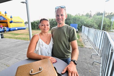 Inline Skating Night erneut ein Anziehungspunkt - Marilyn Tillwick (li.) und Thomas Schaarschmidt haben den Einlass gemanagt. Foto: Ralf Wendland