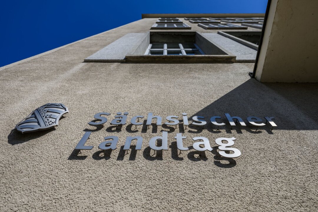 Innenausschuss berät über Angriffe auf Wahlkämpfer - Sächsischer Landtag und eine Wappen von Sachsen sind an der Fassade des Parlamentsgebäudes montiert.
